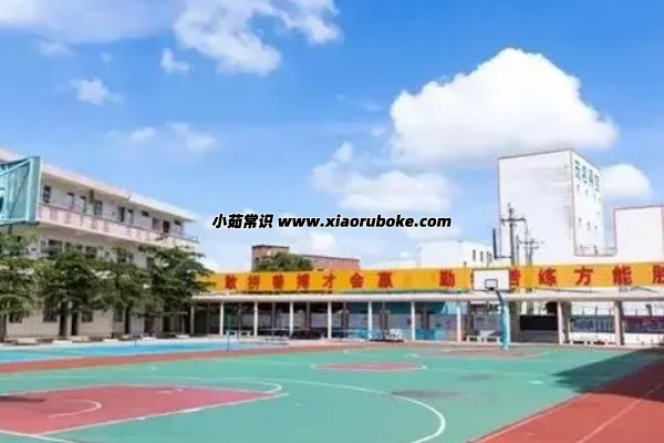 封闭式学校一年多少钱，一般在2-5万元左右(地区不同收费不同)